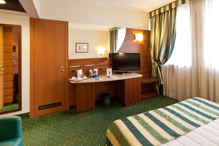 Camera hotel 4 stelle a Milano Cerchi servizio e ospitalità per il tuo soggiorno a Milano? Prenota una camera al BEST WESTERN Hotel Mirage